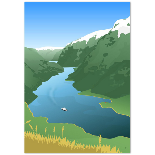 Nærøyfjorden - Egillustrerer - Plakat eller bilde av Nærøyfjorden sett fra et utkikkspunkt noen hundre meter over havoverflaten. Motivet er selve fjorden som går fra mørk til lys blå jo lenger bak i bildet man ser. På fjorden kjører en ferge og på hver side strekker høye fjell seg opp. Toppene av fjellet er dekket med hvit snø. Helt i forgrunnen er det gult gress og noen gule strå som gir god dybde i bildet. Himmelen går fra hvit nederst til lys blå i en nydelig gradient.